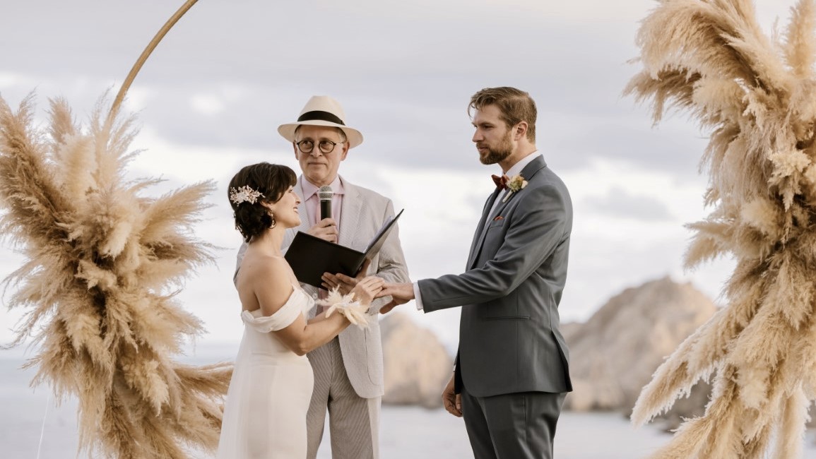 Couple getting married in Los Cabos