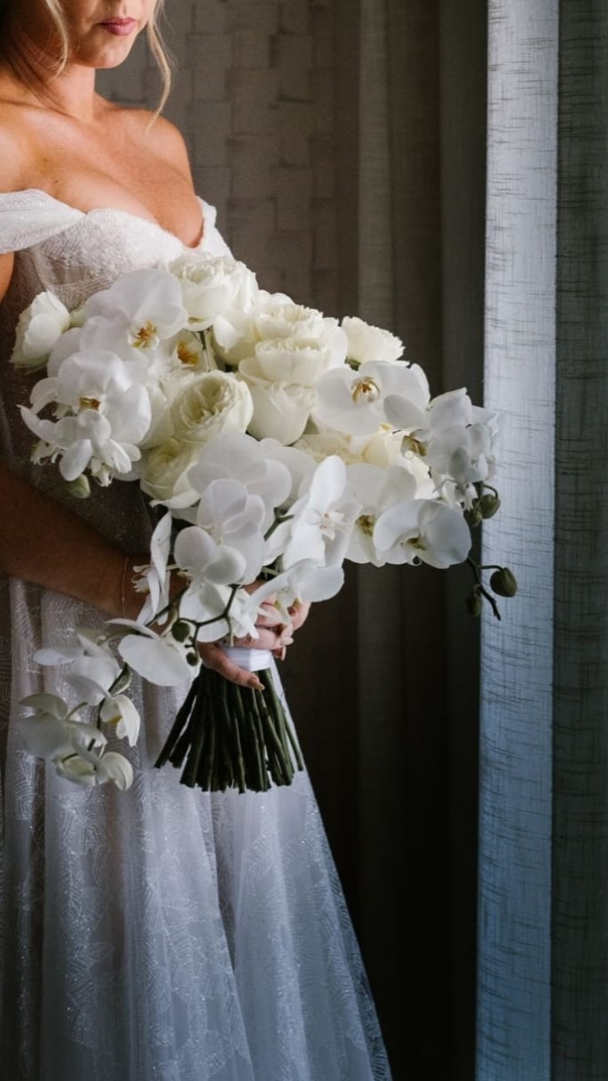 A bride holds her bouquet at her wedding in Los Cabos.